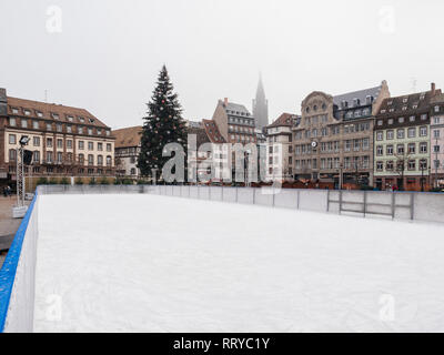 Strasburgo, Francia - Dic 11, 2018: Vuoto pista di pattinaggio con il mercatino di Natale in stallo in luogo Kelber dopo l attacco terroristico in Strasbourg Christmas area di mercato Foto Stock