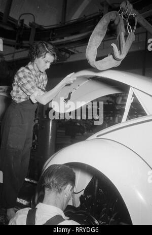 VW Werk 1962 - VW Werk, Wolfsburg, 1962. VW Käfer Fertigung. Fahrgestell-Montage. La fabbrica della Volkswagen a Wolfsburg, Germania, 1962. VW Beetle produzione. gruppo chassis Foto Stock