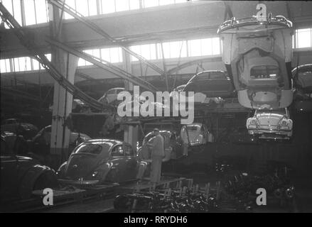 VW Werk 1962 - VW Werk, Wolfsburg, 1962. VW Käfer Fertigung. Endmontage stabilimento Volkswagen a Wolfsburg/Germania, 1962. VW Beetle produzione. Montaggio finale Foto Stock