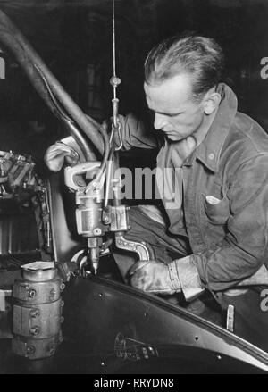 VW Werk 1962 - VW Werk, Wolfsburg, 1962. VW Käfer Fertigung. Karosserie-Montage. La fabbrica della Volkswagen a Wolfsburg, Germania, 1962. VW Beetle produzione. Auto costruzione del corpo Foto Stock