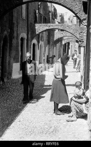 Griechenland, Grecia - Menschen in einer kleinen Gasse auf Rhodos, Griechenland, 1950er Jahre. Persone in un piccolo vicolo a Rodi, Grecia, 1950s. Foto Stock