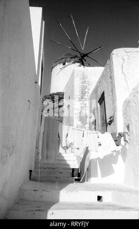 Griechenland, Grecia - In einer kleinen Gasse hängt die Wäsche zum Trocknen über der Treppe die auf eine Anhöhe zur Windmühle"führt, Griechenland, 1950er Jahre. Il lavaggio viene effettuato e l'essiccazione su scale, portando ad un mulino a vento su una collina in Grecia, 1950s. Foto Stock