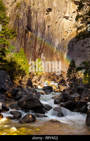 Rainbow in prossimità della zona di Yosemite Falls Foto Stock