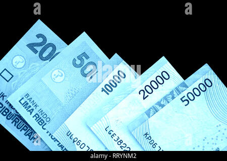 Diversi rupiah indonesiano banconote da vicino. Colore blu tonica Foto Stock