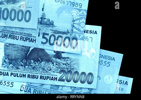 Diversi rupiah indonesiano banconote da vicino. Colore blu tonica Foto Stock