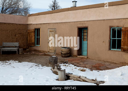 Neve in cortile Foto Stock