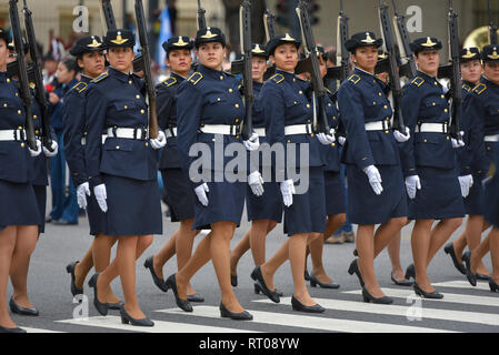 Buenos Aires, Argentina - 11 LUG 2016: membri dell'Argentina di forze aeree presso la parata militare durante le celebrazioni del bicentenario Foto Stock