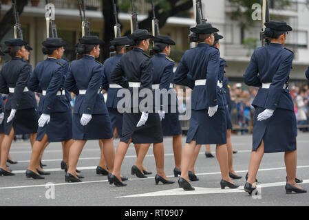 Buenos Aires, Argentina - 11 LUG 2016: membri dell'Argentina di forze aeree presso la parata militare durante le celebrazioni del bicentenario Foto Stock