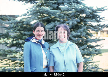 1975 PAA assistente di volo in mostra il nuovo modello uniforme con mamma a casa in California, Stati Uniti d'America Foto Stock