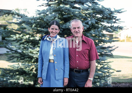 1975 PAA assistente di volo in mostra il nuovo modello uniforme con il papà a casa in California, Stati Uniti d'America Foto Stock