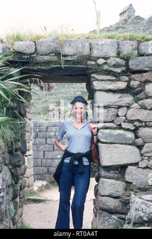 1976, giovane turista americano a Machu Picchu, Perù Foto Stock