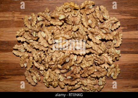 Gherigli di noce su un tagliere di legno. Foto Stock