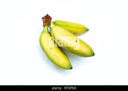 Una foto di un usuale mazzetto di baby banane. Essi sono piccoli e dolci. Un buon snack per voi. Isolato su sfondo bianco. Foto Stock