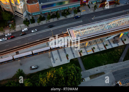 Burnaby, maggiore Vancouver, BC, Canada - 12 Luglio 2018: vista aerea dal di sopra di Metrotown skytrain station. Foto Stock