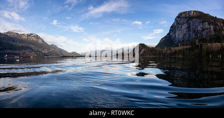 Bellissima vista panoramica paesaggio canadese vista di un popolare punto di riferimento, Chief Mountain, durante un nuvoloso giorno di sole. Preso in Squamish, a nord di Vancouver, B Foto Stock