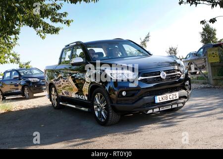 Un nuovo, top della linea SsangYong Musso Saracen carrello sul display alla macchina di lancio. Foto Stock