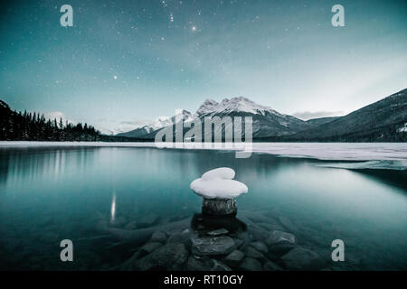 Laghi a spruzzo in una notte d'inverno vicino a Canmore, Alberta Canada Foto Stock