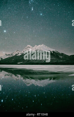 Laghi a spruzzo in una notte d'inverno vicino a Canmore, Alberta Canada Foto Stock