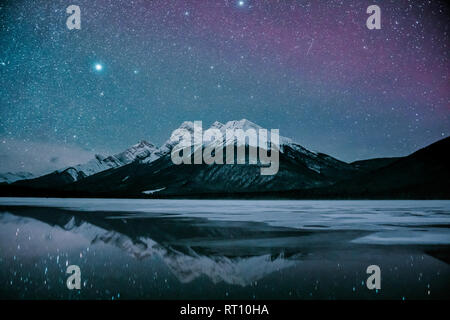 Laghi a spruzzo in una notte d'inverno vicino a Canmore, Alberta Canada Foto Stock