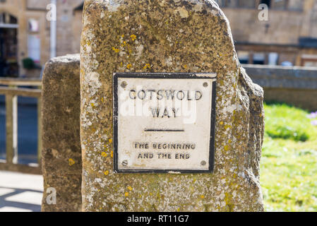 Il vecchio segno di pietra che segnano l'inizio e la fine del Cotswold modo nel percorso di pretty Cotswold città mercato di Chipping Campden, Gloucestershire Foto Stock