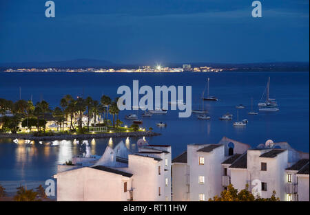 Vista del Porto di Alcudia durante le ore di colore blu, Mallorca, Spagna. Foto Stock