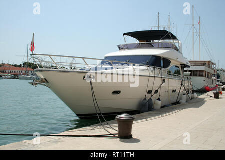 Lussuoso yacht ancorato in Trogir Foto Stock