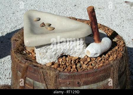 Il dado vecchio cracker realizzata con pietra e legno Foto Stock