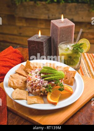 Ceviche di pesce con avocado, tortilla chips e un mojito Foto Stock