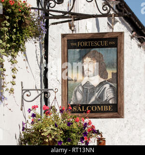 Un cartello appeso al di fuori del Pub Fortuscue in Salcombe. Foto Stock