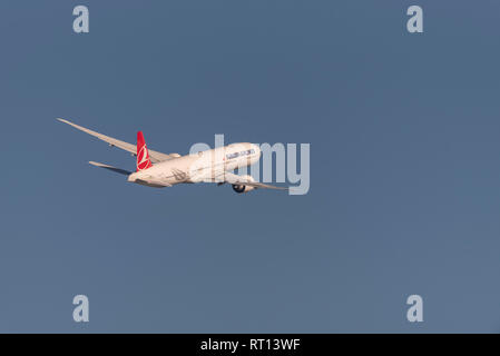 Turkish Airlines Boeing 777 aereo di linea TC-LKB decolla dall'aeroporto di Londra Heathrow, Regno Unito. Partenza del volo aereo Foto Stock