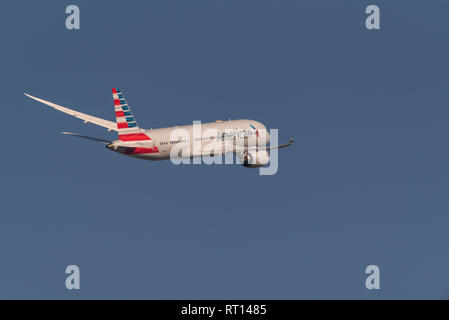 American Airlines Boeing 787 Dreamliner aereo jet piano N803al decollo dall'Aeroporto Heathrow di Londra, Regno Unito. Compagnia aerea della partenza del volo Foto Stock