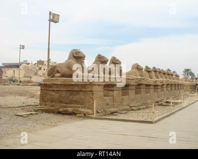 A Luxor Egitto - Giugno 12, 2016: Luxor Attrazioni, antichi edifici egiziano e statue, geroglifici sulle pareti Foto Stock