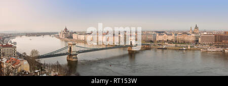 Vista dalla collina di Castello con il Széchenyi il Ponte della Catena, il Parlamento ungherese edificio e il fiume Danubio. Budapest, Ungheria. Foto Stock