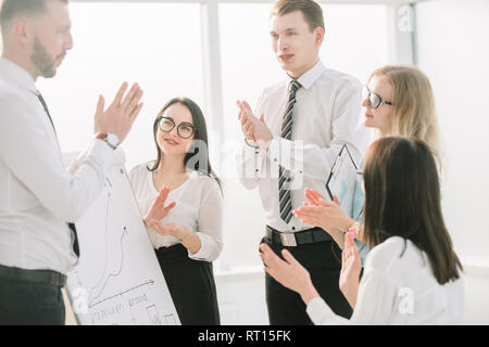 Il team Aziende ad applaudire dopo un business di successo di presentazione. Foto Stock