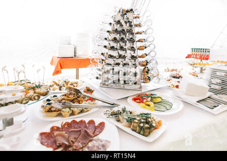 Posate e piatti vari sul dépliant tavolo nel ristorante. Foto Stock