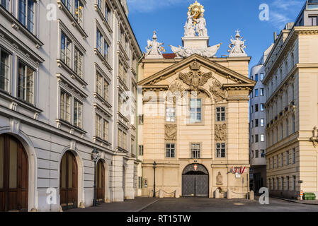 Vienna, Austria - 31 dicembre 2017. Armeria imperiale su Piazza Am Hof, ora utilizzato come arsenale per Vienna vigili del fuoco. Edificio storico decorate wit Foto Stock