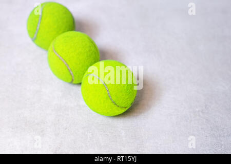 Palla da tennis isolati su sfondo bianco Foto Stock