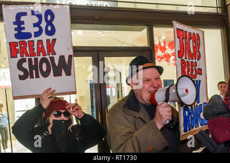 Londra, Regno Unito. Il 26 febbraio 2019. Martin Wright parla alla classe War protesta al London Palladium come i fan che avevano pagato 38 sterline per un biglietto invio per ascoltare Giacobbe Rees-Mogg. Con Jane Nicholl vestita come una suora e Adam Clifford come Giacobbe Rees Mogg essi ad alta voce ha chiesto il motivo per cui persone erano venuti ad ascoltare lui 'Spout omofobi, transphobic, razzista, pro-caccia, misogine, classista, privilegiata' assurdità. Alcuni di coloro che vanno per lo spettacolo è venuto a gridare insulti a loro e dopo pochi minuti la polizia mosso guerra di classe al lato opposto della strada. Credito: Peter Marshall / Alamy Live News Foto Stock