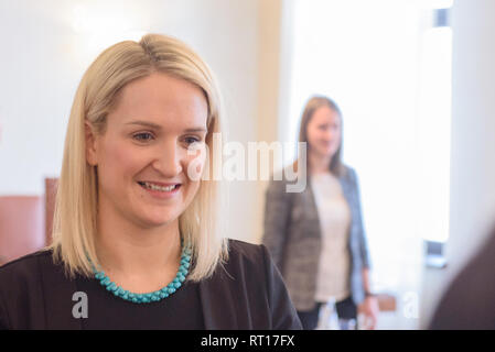 Riga, Lettonia. Il 27 febbraio, 2019. Edgars Rinkevics, ministro degli Affari esteri della Lettonia incontro con Helen McEntee il Ministro per gli affari europei, Gael fine, Irlanda. Credito: Gints Ivuskans/Alamy Live News Foto Stock