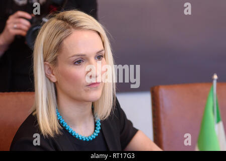 Riga, Lettonia. Il 27 febbraio, 2019. Edgars Rinkevics, ministro degli Affari esteri della Lettonia incontro con Helen McEntee il Ministro per gli affari europei, Gael fine, Irlanda. Credito: Gints Ivuskans/Alamy Live News Foto Stock