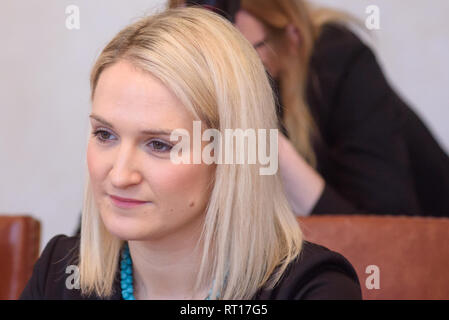 Riga, Lettonia. Il 27 febbraio, 2019. Edgars Rinkevics, ministro degli Affari esteri della Lettonia incontro con Helen McEntee il Ministro per gli affari europei, Gael fine, Irlanda. Credito: Gints Ivuskans/Alamy Live News Foto Stock