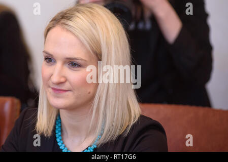 Riga, Lettonia. Il 27 febbraio, 2019. Edgars Rinkevics, ministro degli Affari esteri della Lettonia incontro con Helen McEntee il Ministro per gli affari europei, Gael fine, Irlanda. Credito: Gints Ivuskans/Alamy Live News Foto Stock