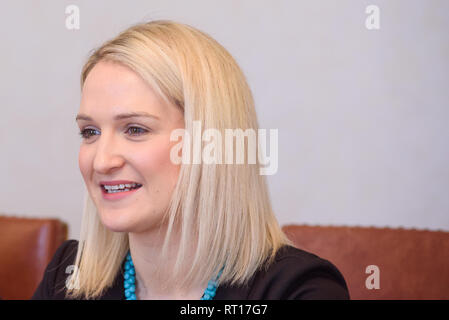 Riga, Lettonia. Il 27 febbraio, 2019. Edgars Rinkevics, ministro degli Affari esteri della Lettonia incontro con Helen McEntee il Ministro per gli affari europei, Gael fine, Irlanda. Credito: Gints Ivuskans/Alamy Live News Foto Stock