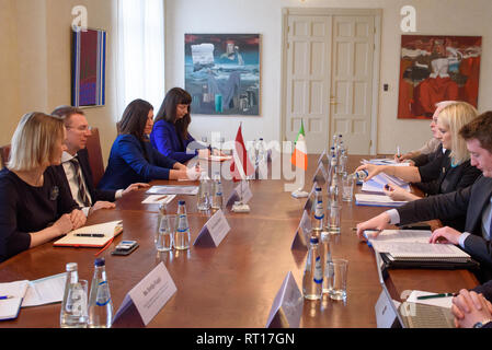 Riga, Lettonia. Il 27 febbraio, 2019. Edgars Rinkevics, ministro degli Affari esteri della Lettonia incontro con Helen McEntee il Ministro per gli affari europei, Gael fine, Irlanda. Credito: Gints Ivuskans/Alamy Live News Foto Stock