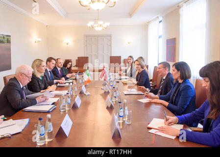 Riga, Lettonia. Il 27 febbraio, 2019. Edgars Rinkevics, ministro degli Affari esteri della Lettonia incontro con Helen McEntee il Ministro per gli affari europei, Gael fine, Irlanda. Credito: Gints Ivuskans/Alamy Live News Foto Stock