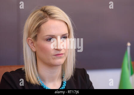 Riga, Lettonia. Il 27 febbraio, 2019. Edgars Rinkevics, ministro degli Affari esteri della Lettonia incontro con Helen McEntee il Ministro per gli affari europei, Gael fine, Irlanda. Credito: Gints Ivuskans/Alamy Live News Foto Stock