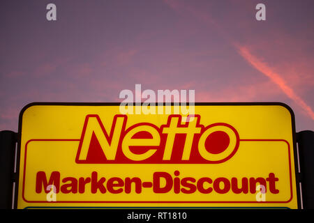 18 febbraio 2019, Bassa Sassonia, Hannover: un segno per un mercato di "supermercato Marken-Discount AG & Co. KG' può essere visto al tramonto a Seelze. Foto: Raffaello Knipping/dpa Foto Stock