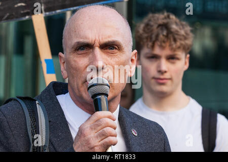 IMMAGINE: 27 febbraio 2019. Chris Williamson MP dice laburista "troppo apologetico" sull'antisemitismo. Foto scattata: Londra, Regno Unito. 26 febbraio 2019. Chris Williamson, deputato laburista di Derby North, si rivolge principalmente a lavoratori migranti in outsourcing appartenenti ai sindacati IWGB, UVW e PCS che lavorano presso l'Università di Londra (IWGB), Ministero della giustizia (UVW) e Dipartimento per l'energia e la strategia industriale (PCS) che partecipano a una dimostrazione di "Clean Up Outsourcing" per chiedere la fine dell'outsourcing. Crediti: Mark Kerrison/Alamy Live News Foto Stock