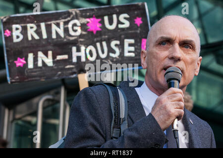 IMMAGINE: 27 febbraio 2019. Chris Williamson MP dice laburista "troppo apologetico" sull'antisemitismo. Foto scattata: Londra, Regno Unito. 26 febbraio 2019. Chris Williamson, deputato laburista di Derby North, si rivolge principalmente a lavoratori migranti in outsourcing appartenenti ai sindacati IWGB, UVW e PCS che lavorano presso l'Università di Londra (IWGB), Ministero della giustizia (UVW) e Dipartimento per l'energia e la strategia industriale (PCS) che partecipano a una dimostrazione di "Clean Up Outsourcing" per chiedere la fine dell'outsourcing. Crediti: Mark Kerrison/Alamy Live News Foto Stock
