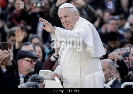 Città del Vaticano il Vaticano. Il 27 febbraio, 2019. Papa Francesco conduce Udienza Generale in Piazza San Pietro.Credit: Giuseppe Ciccia/Alamy Live News Foto Stock